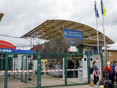 Не знав, на що хворіє дружина: на кордоні зі Словаччиною виявили документи з ознаками підробки