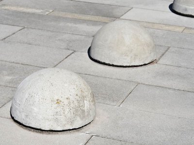 Чому саме куля, а не паркан: яка причина появи бетонних куль біля пішохідних зон