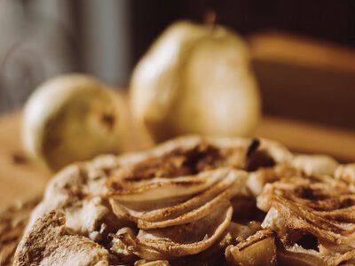 Ніжний грушевий пиріг із корицею та мигдалем