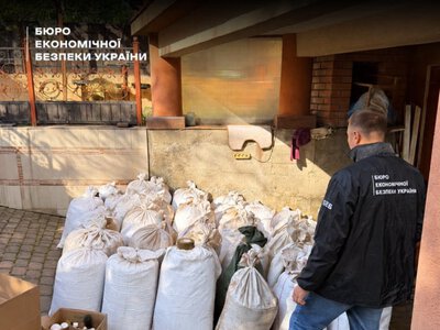 На Буковині виявили підпільне виробництво цигарок