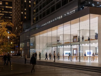 Apple стала другою компанією з капіталізацією понад 5 трлн доларів на закритті торгів