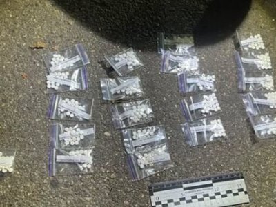 У Кривому Розі затримали чоловіка, який мав при собі 21 зіп-пакет із пігулками невідомого походження