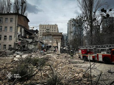 Дрон упав біля житлового будинку в Києві: постраждали двоє людей