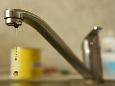 Запас води на випадок відключень: скільки потрібно родині та де брати безпечну воду