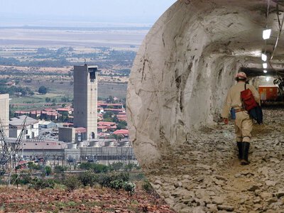 Спуск триває понад годину: як виживають і працюють люди на дні найглибшої золотої копальні світу
