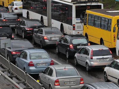 Київ у заторах: дороги перекрито — транспорт змінює маршрути