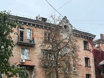 У Печерському районі Києва впав БпЛА: пошкоджені будинки, авто та газова труба