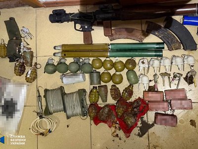 На Золотоніщині депутат сільської ради облаштував вдома та у приміщенні школи схрони “трофейної” зброї