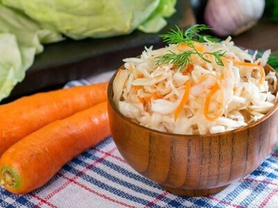Хрумтить як свіжа вже на третю добу: швидкий рецепт квашеної капусти без оцту