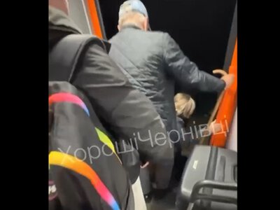Потяг «Львів–Чернівці» залишив 25 пасажирів посеред поля після евакуації