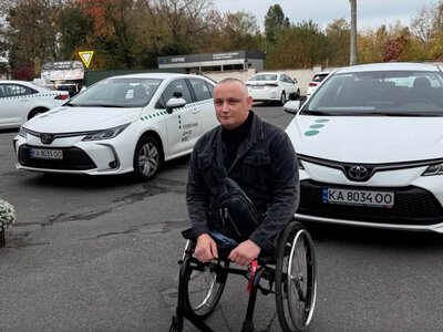 Ветеран у Вінниці склав теоретичний іспит на водійські права та наблизився до своєї мрії
