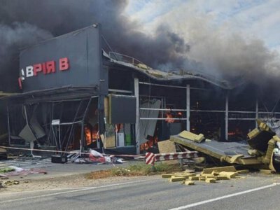 Росія вдарила реактивним дроном по магазину на Одещині: є поранені, горять авто