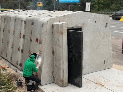 У Києві встановлюють перше мобільне укриття біля зупинки транспорту