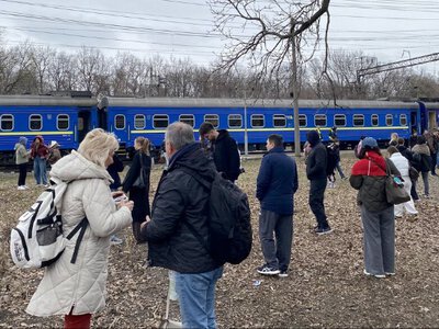 Потяг Львів-Чернівці забув 25 пасажирів посеред поля після відбою тривоги