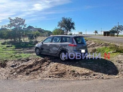 На трасі Миколаїв - Очаків Volkswagen врізався у Renault: машини вилетіли з дороги