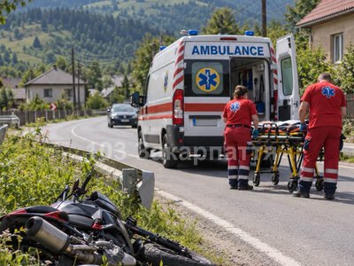 Яма на дорозі ледь не коштувала здоров’я: на Закарпатті 35-річний мотоцикліст дістав перелом черепа