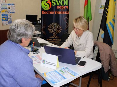 У Києві переселенці з Костянтинівської громади отримали консультації щодо пошкодженого майна та соціальних пільг
