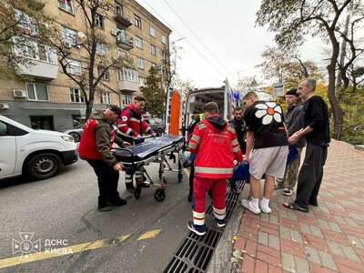 Дрон упав просто біля житлових будинків у Києві: збільшилася кількість постраждалих