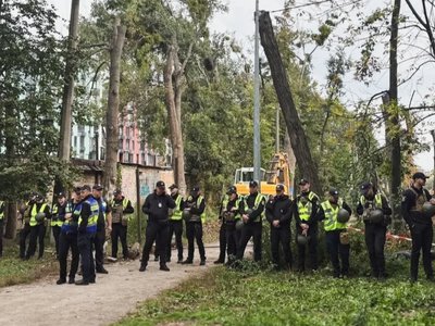 Поліціянтку, яка впала під час сутичок на Теремках, визнали потерпілою стороною — вона продовжує відновлення