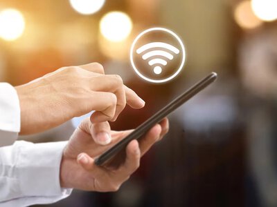 Що означають маленькі стрілки біля значка Wi-Fi на екрані смартфона та чому вони рухаються