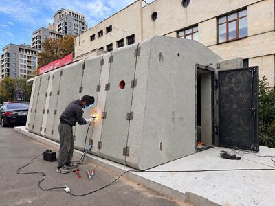 У Києві облаштовують перше мобільне укриття біля зупинки транспорту