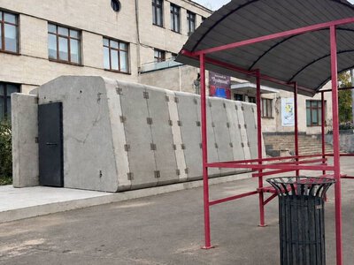 Захист біля зупинки: у Києві облаштовують перше мобільне укриття