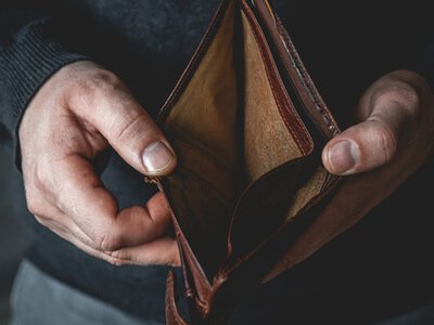 Зростання зарплат виявилося оманливим: українцям пояснили причину (Відео)
