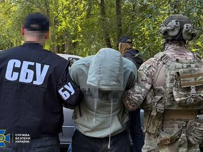 СБУ затримала у Дніпрі мешканця столиці, який намагався продати арсенал зброї та боєприпасів
