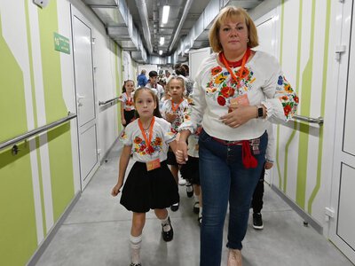 Як навчатимуться школярі під час тривалих повітряних тривог — уряд ухвалив рішення