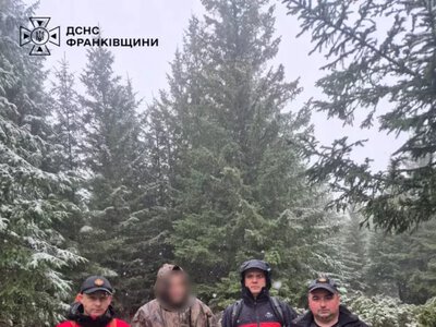 На горі у Ворохтянській громаді турист травмував ногу - його зносили рятувальники