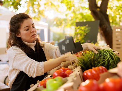 Що не так зі словом продавщиця: як українською називати цю професію