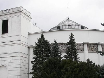 Біля Сейму Польщі оголошували тривогу через розлиту невідому речовину