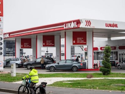 США продовжили виняток із санкцій для закордонних заправок «Лукойлу»