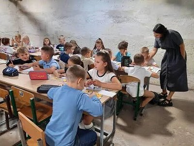 В Україні змінили правила навчання під час тривалих повітряних тривог: що чекає на школярів