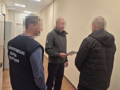 Били, стріляли та погрожували: трьох поліцейських з Дніпропетровщини підозрюють у розбійному нападі