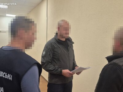 Стріляли й били: трьох поліцейських підозрюють у розбої на $68 тисяч
