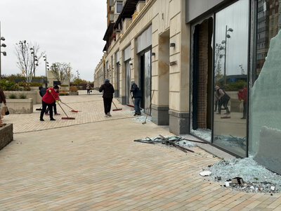 В Умані постраждалим внаслідок ворожої атаки видають плівку та забезпечують гарячим харчуванням