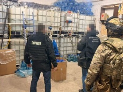 Розбавляли водою спирт та продавали: у Дніпрі затримали п’ятьох  учасників організованої групи