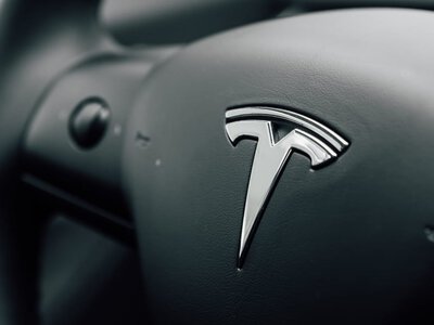 Не просто автомобіль: нова Tesla навчилася літати й крутитися в повітрі (відео) (Відео)