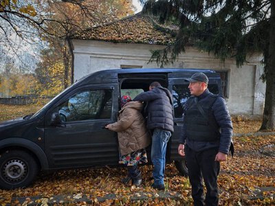 Рятувальники та волонтери евакуювали двох мешканців із прикордоння Шосткинського району