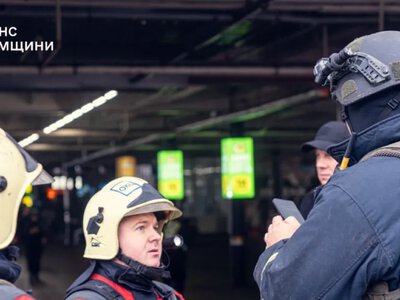 Російський дрон влучив у торговельний центр у Сумах: попередньо троє поранених