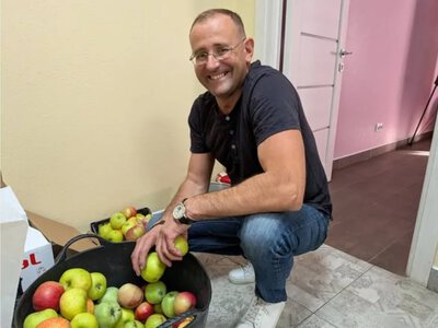 У Рівному волонтери передають яблука та груші переселенцям і людям, які потребують допомоги