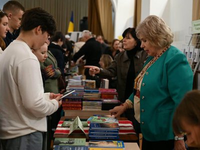 Понад 20 видавництв, відомі письменники та книги про війну: в Ужгороді стартував ювілейний «Книга-фест – 2026»