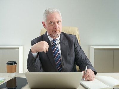 Не лише начальник: як українською назвати людину, яка керує