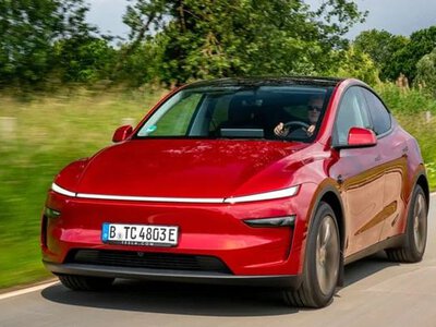 Новий Tesla Roadster перевертається в повітрі та перестрибує вантажівки