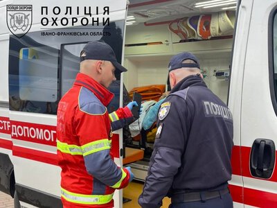 Не міг говорити й блимав фарами: на Прикарпатті допомогли водієві