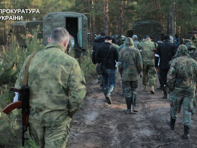 Понад сотня озброєних чоловіків і стрілянина через бурштин: на Рівненщині 11 чоловіків отримали по 7,5 років ув’язнення