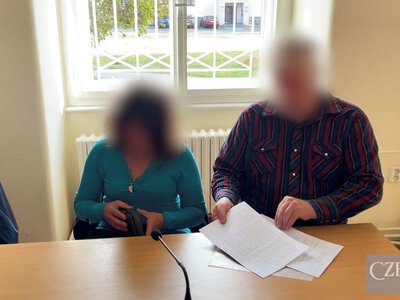 У чеській Клатові батько та мачуха залишили дівчинку жити в сараї: їм дали умовне покарання