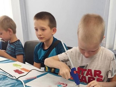 Команда “Світлячків Півдня” проводила майстер-клас зі створення магнітів у Східному