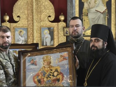 У Києво-Печерській лаврі освятили та передали три ікони підрозділам ЗСУ